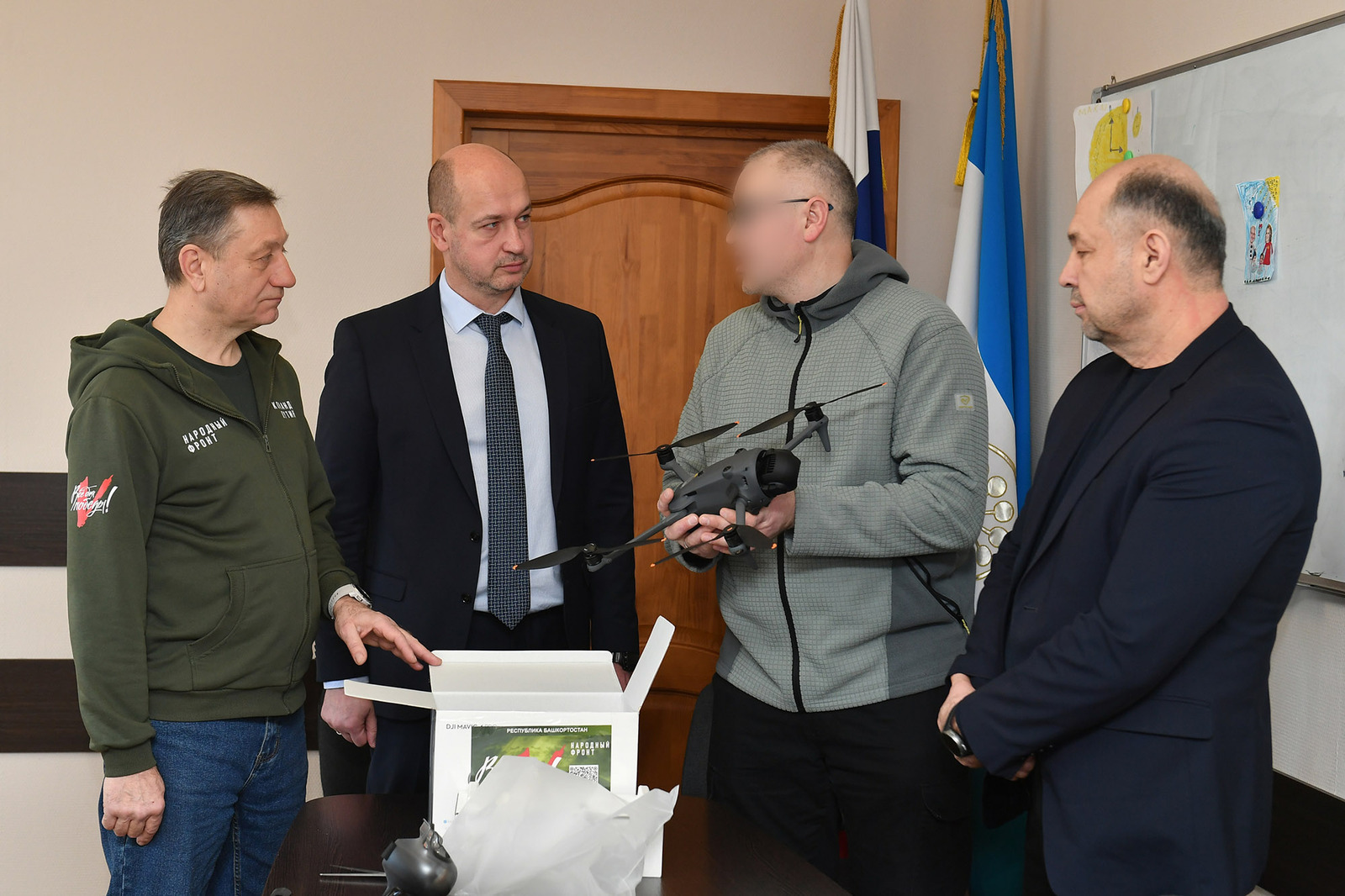 Руководитель Агентства по печати и СМИ передал квадрокоптер и тепловизор