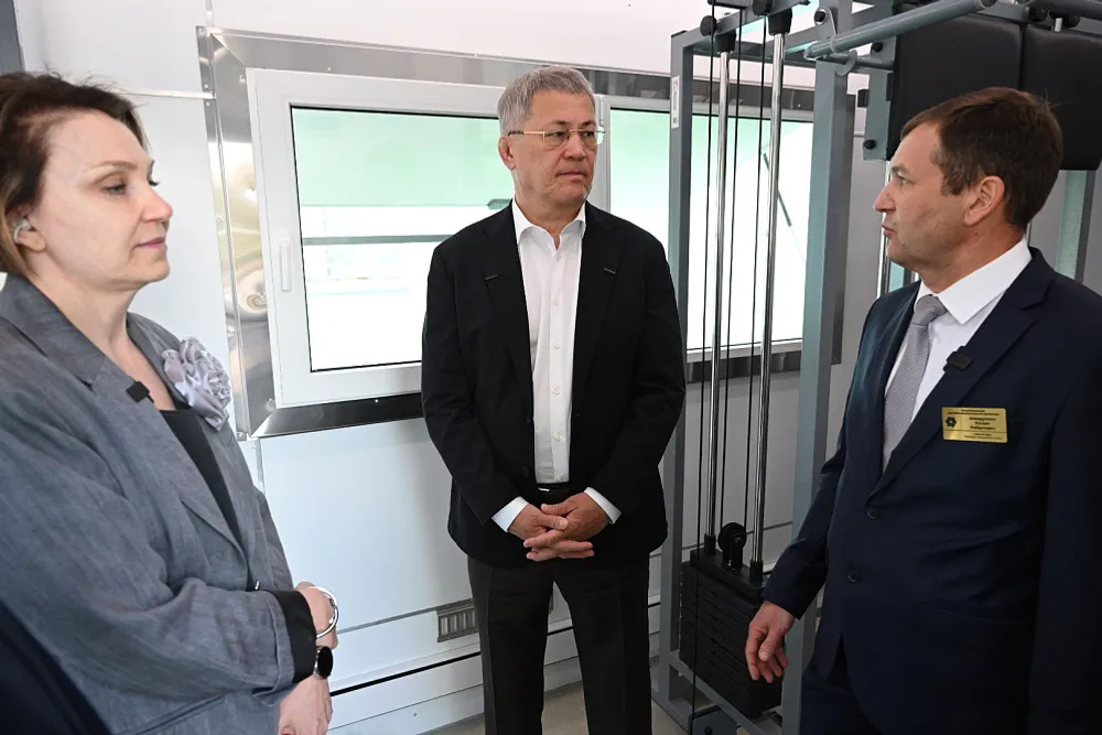 Радий Хабиров оценил возможности трековой автоматизированной линии в лаборатории
