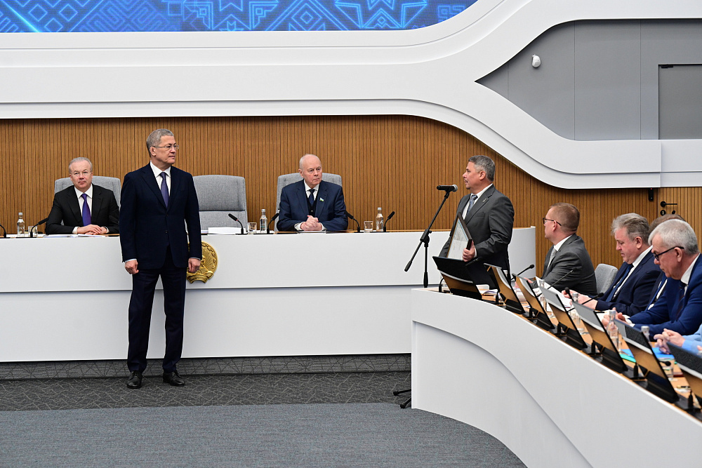 Радий Хабиров вручил госнаграды фехтовальщикам из Башкортостана