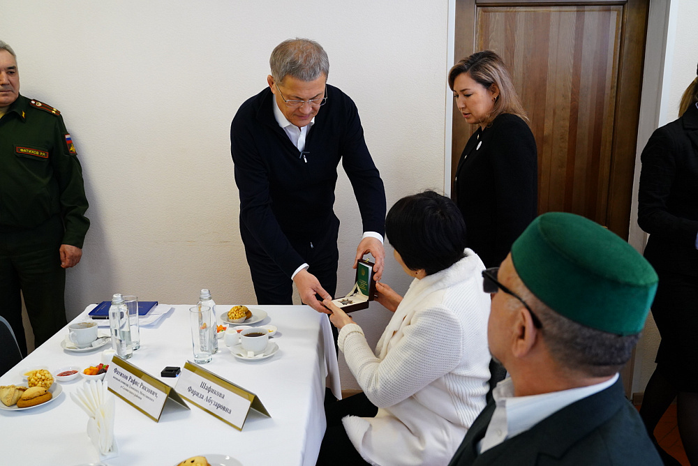 Радий Хабиров передал ордена генерала Шаймуратова семьям погибших участников СВО