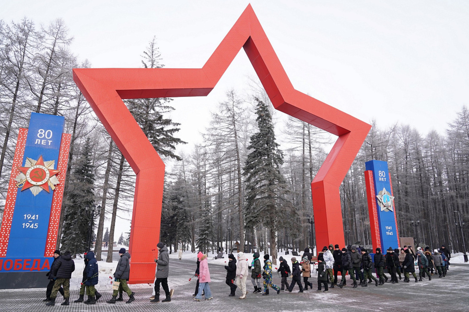 Радий Хабиров возложил цветы к Вечному огню в уфимском парке Победы