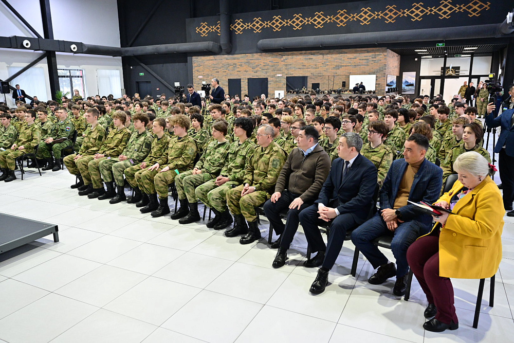 Радий Хабиров встретился с участниками учебных сборов в парке «Патриот»