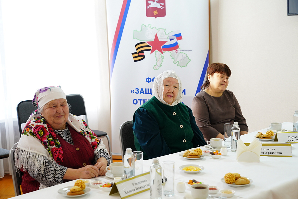 Радий Хабиров передал ордена генерала Шаймуратова семьям погибших участников СВО