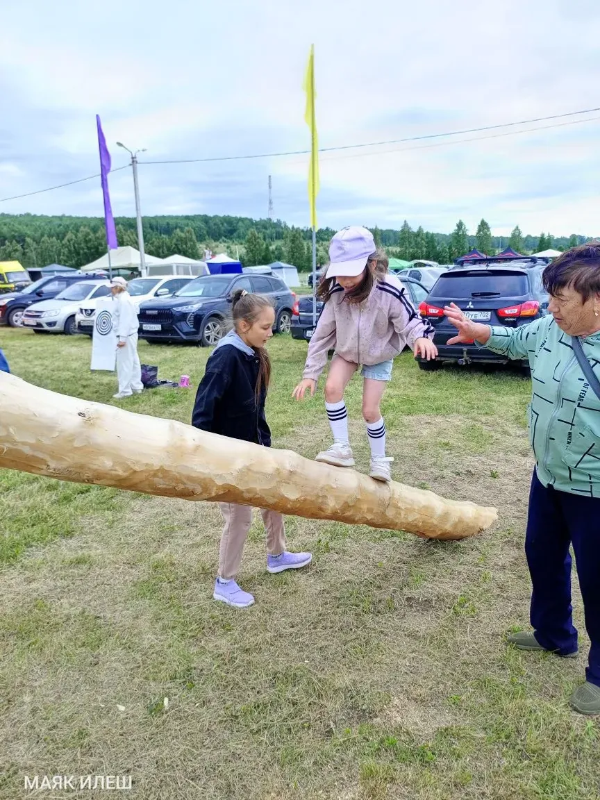 Балаларга шатлык өләшеп