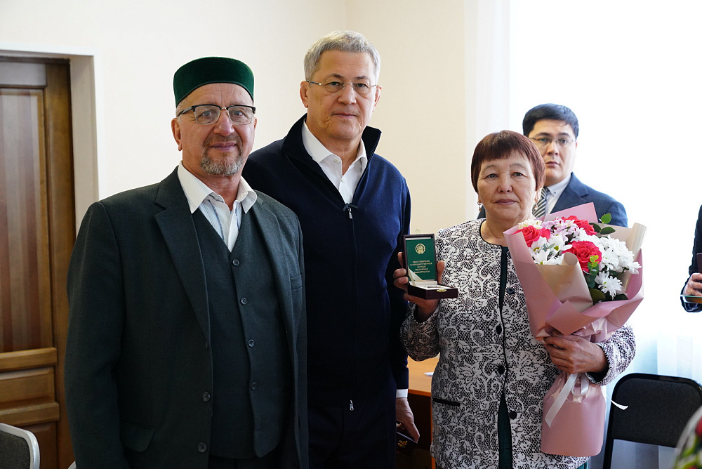 Радий Хабиров передал ордена генерала Шаймуратова семьям погибших участников СВО