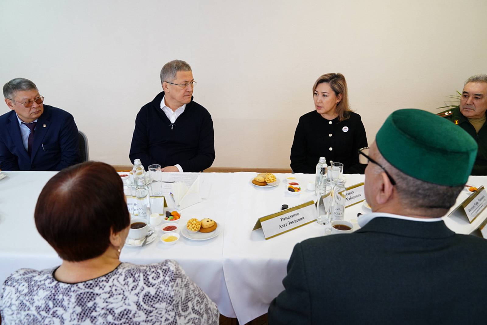 Радий Хабиров передал ордена генерала Шаймуратова семьям погибших участников СВО