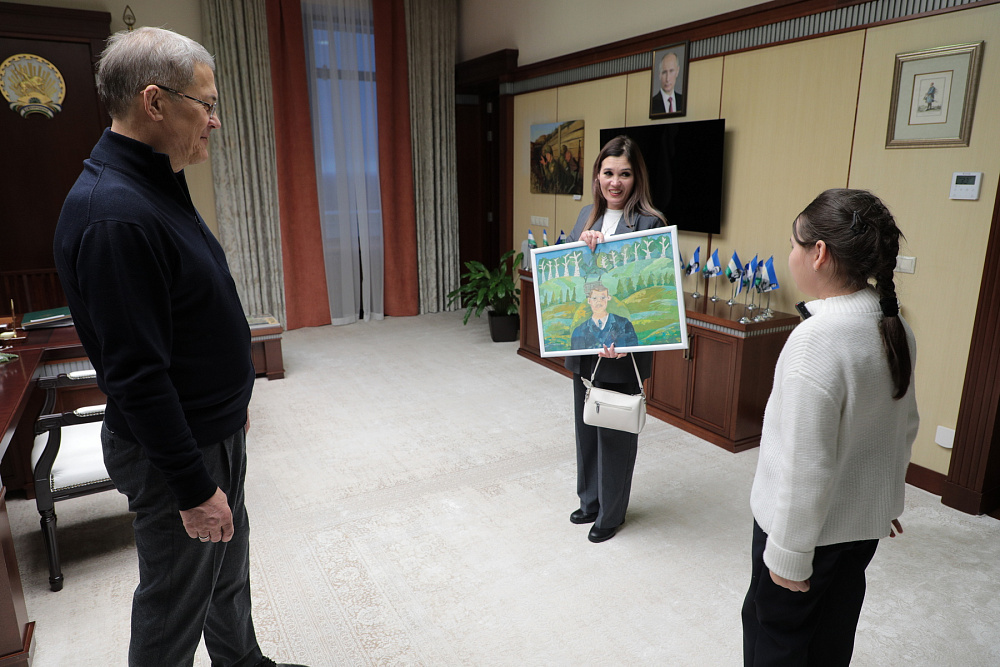 Школьники из Башкортостана посетили рабочий кабинет Радия Хабирова