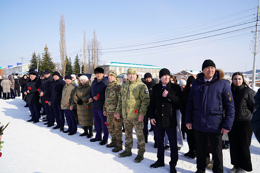Радий Хабиров возложил цветы к мемориалу «Защитникам Отечества»