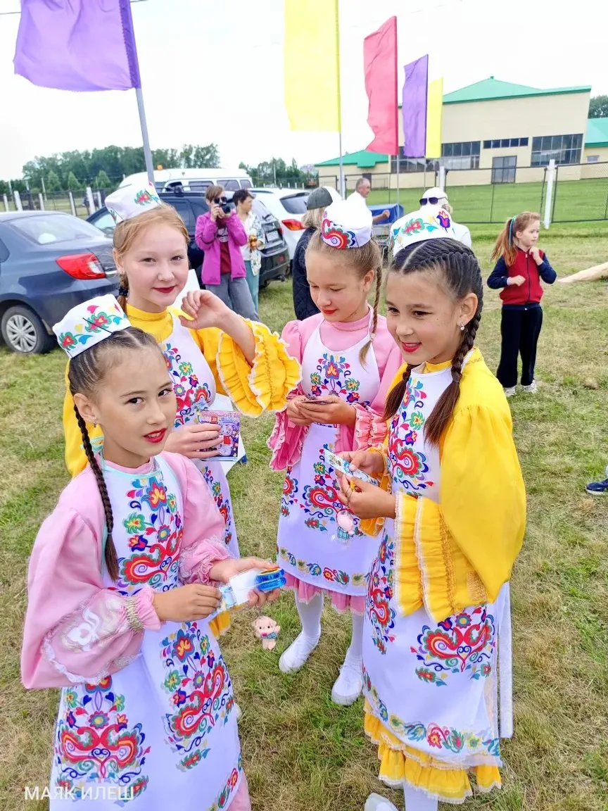 Балаларга шатлык өләшеп