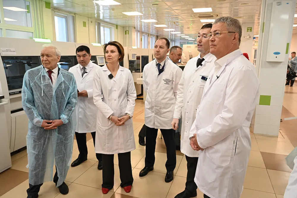 Радий Хабиров оценил возможности трековой автоматизированной линии в лаборатории