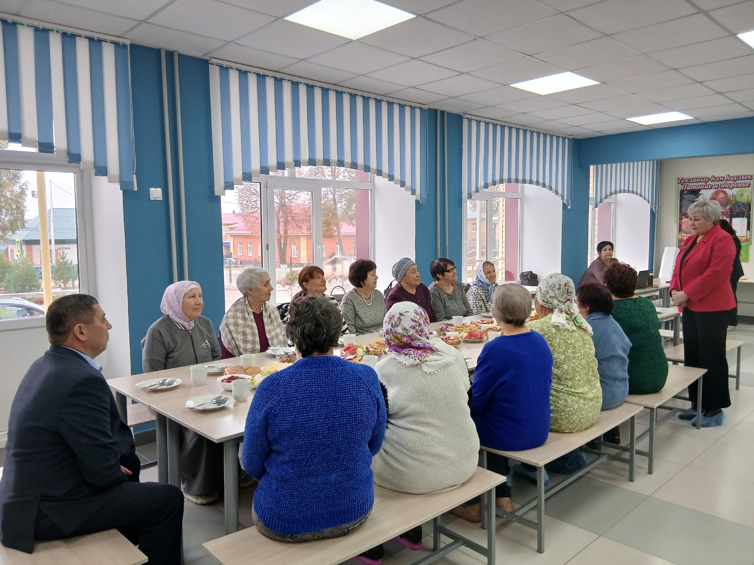 1 октябрь - Өлкәннәр, игелек һәм хөрмәт көне.