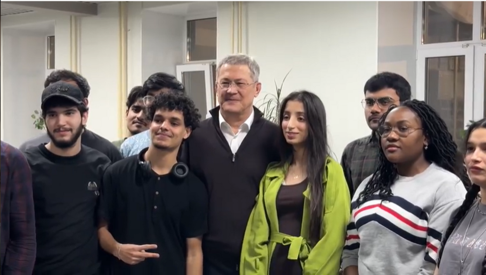 Радий Хабиров лично встретился с иностранными студентами из Индии