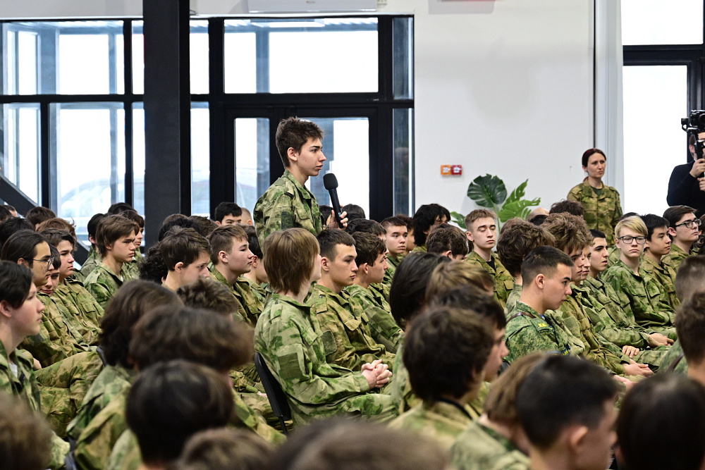 Радий Хабиров встретился с участниками учебных сборов в парке «Патриот»