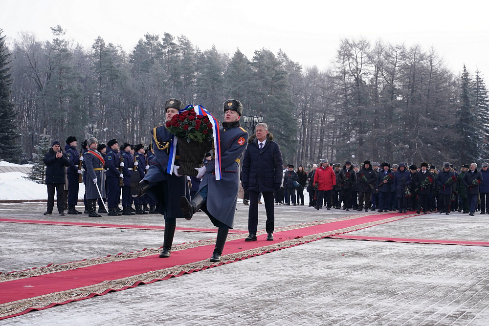 Радий Хабиров возложил цветы к Вечному огню в уфимском парке Победы