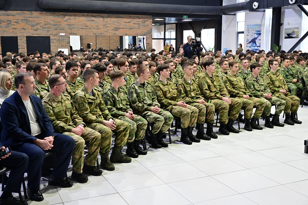 Радий Хабиров встретился с участниками учебных сборов в парке «Патриот»