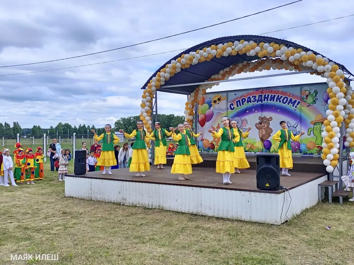 Балаларга шатлык өләшеп