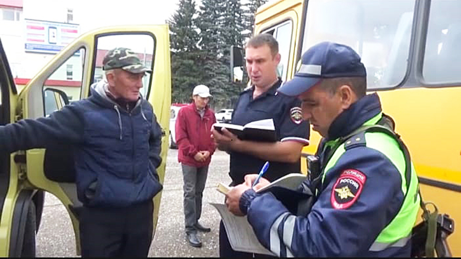 Автобуслар яңа уку елына әзер