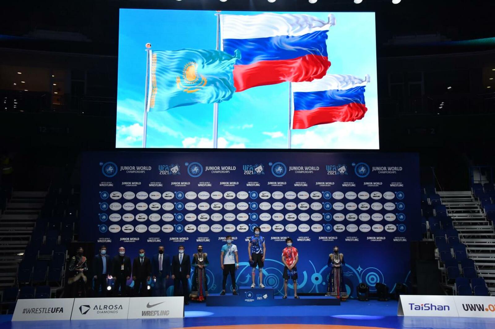 22 золотые медали завоевали россияне в первый день ЧМ по борьбе среди юниоров в Уфе