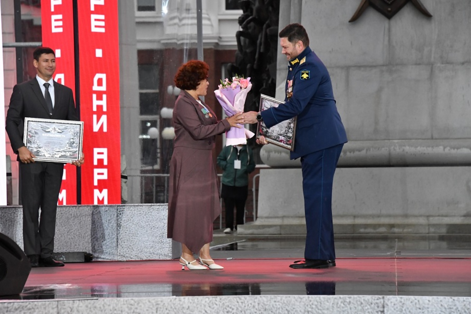 Военкор из Башкирии передала Герою России икону, пропахшую дымом Донбасса