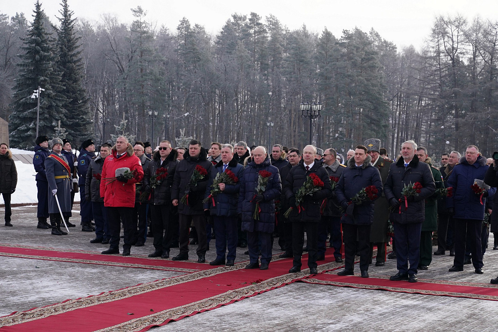 Радий Хабиров возложил цветы к Вечному огню в уфимском парке Победы