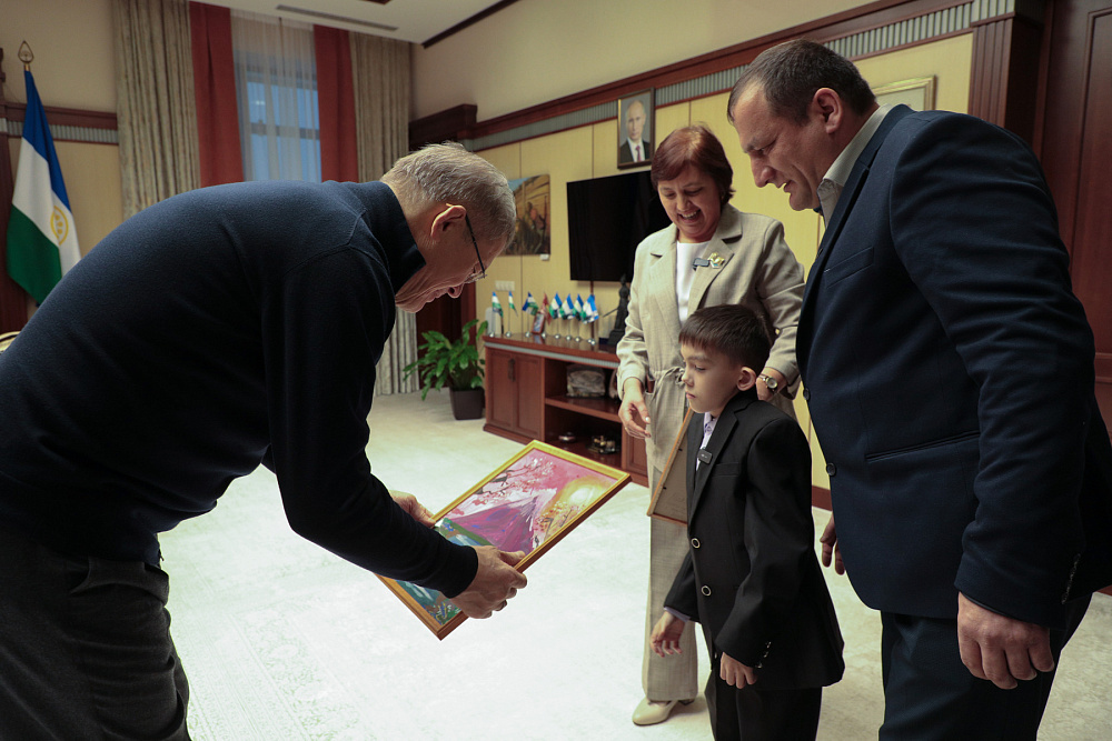 Школьники из Башкортостана посетили рабочий кабинет Радия Хабирова