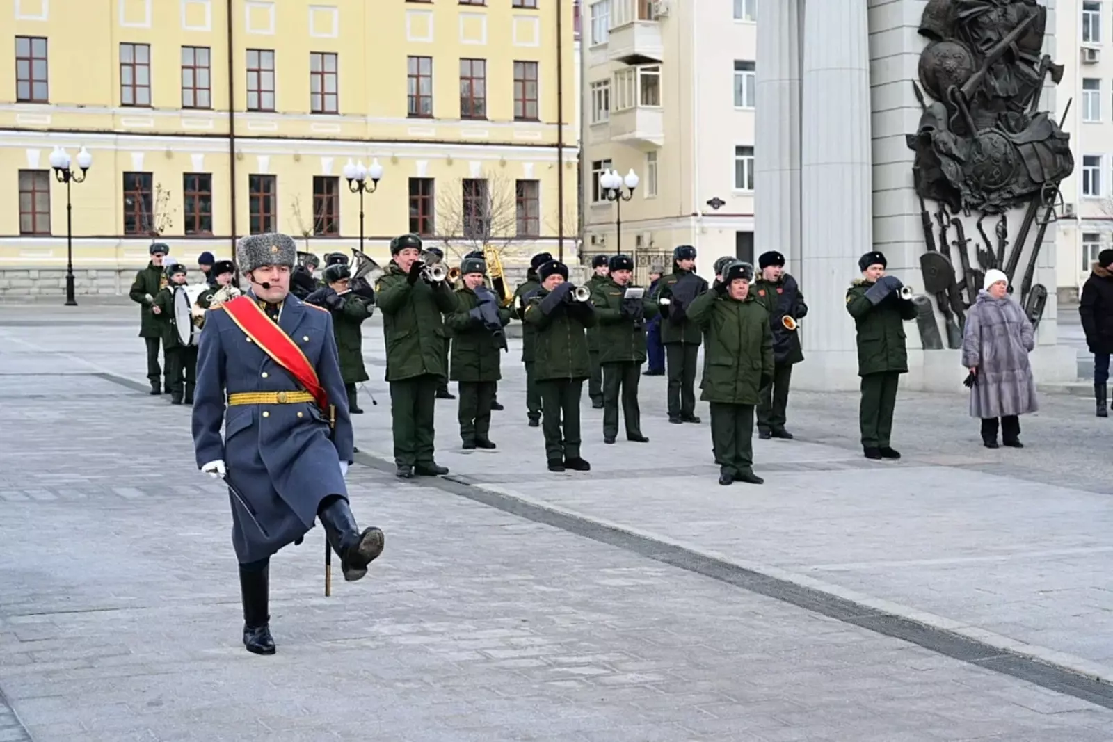 Радий Хабиров возложил цветы к памятнику Минигали Шаймуратова в Уфе