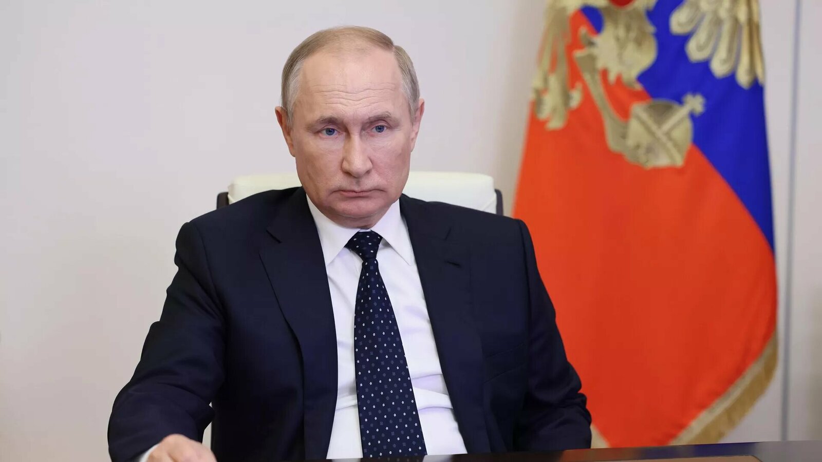 Путин поручил утвердить паспорта инвестпроектов в сфере транспорта