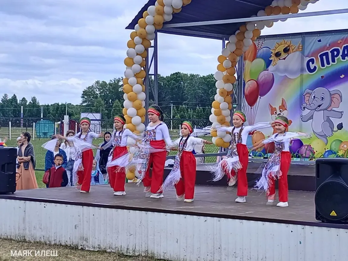 Балаларга шатлык өләшеп