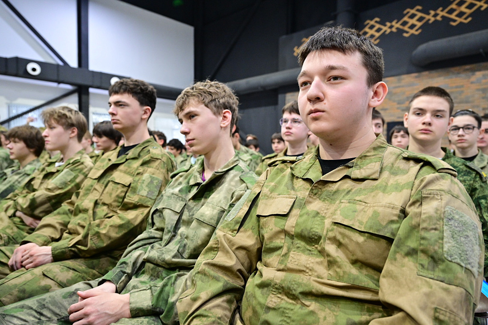 Радий Хабиров встретился с участниками учебных сборов в парке «Патриот»