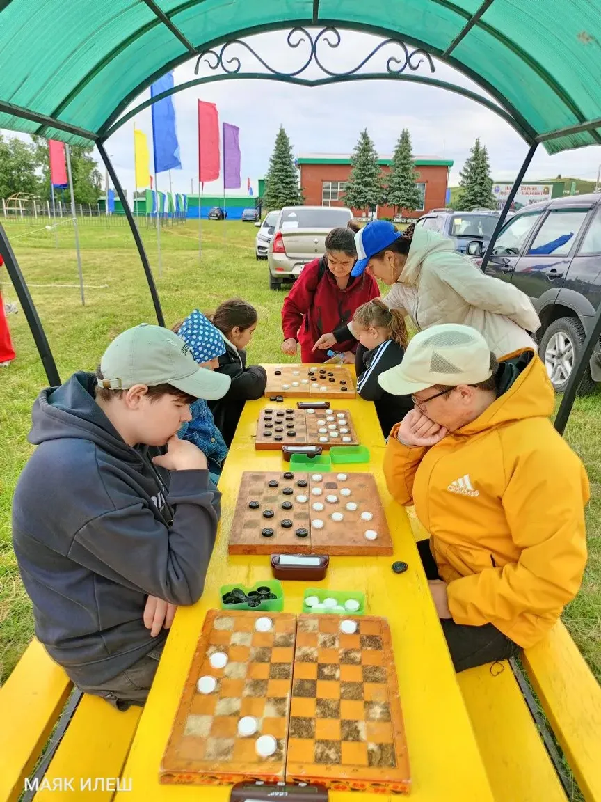 Балаларга шатлык өләшеп