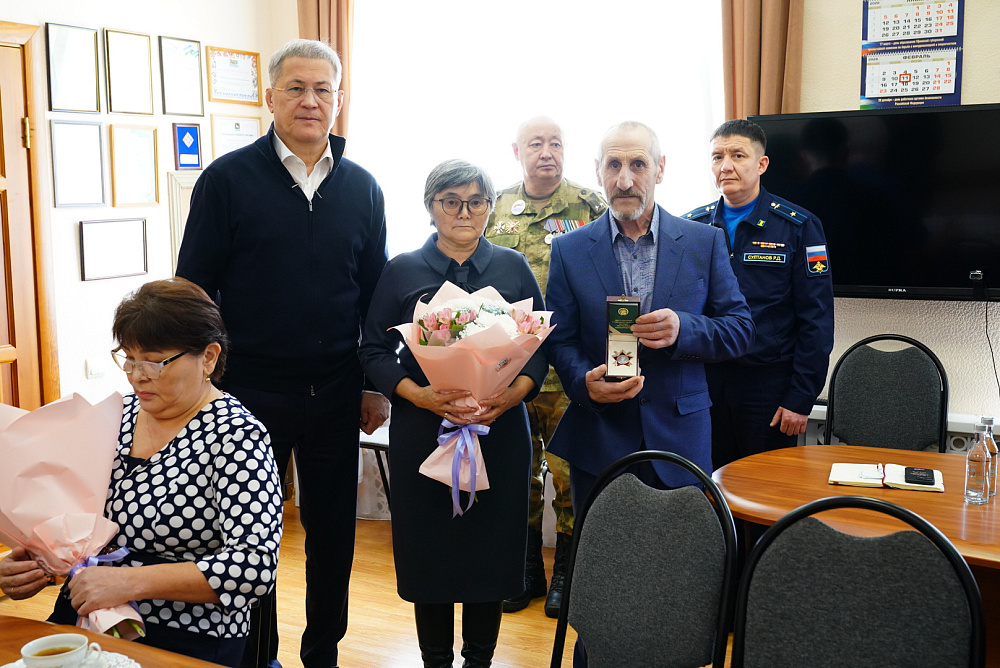 Радий Хабиров передал ордена генерала Шаймуратова семьям погибших участников СВО