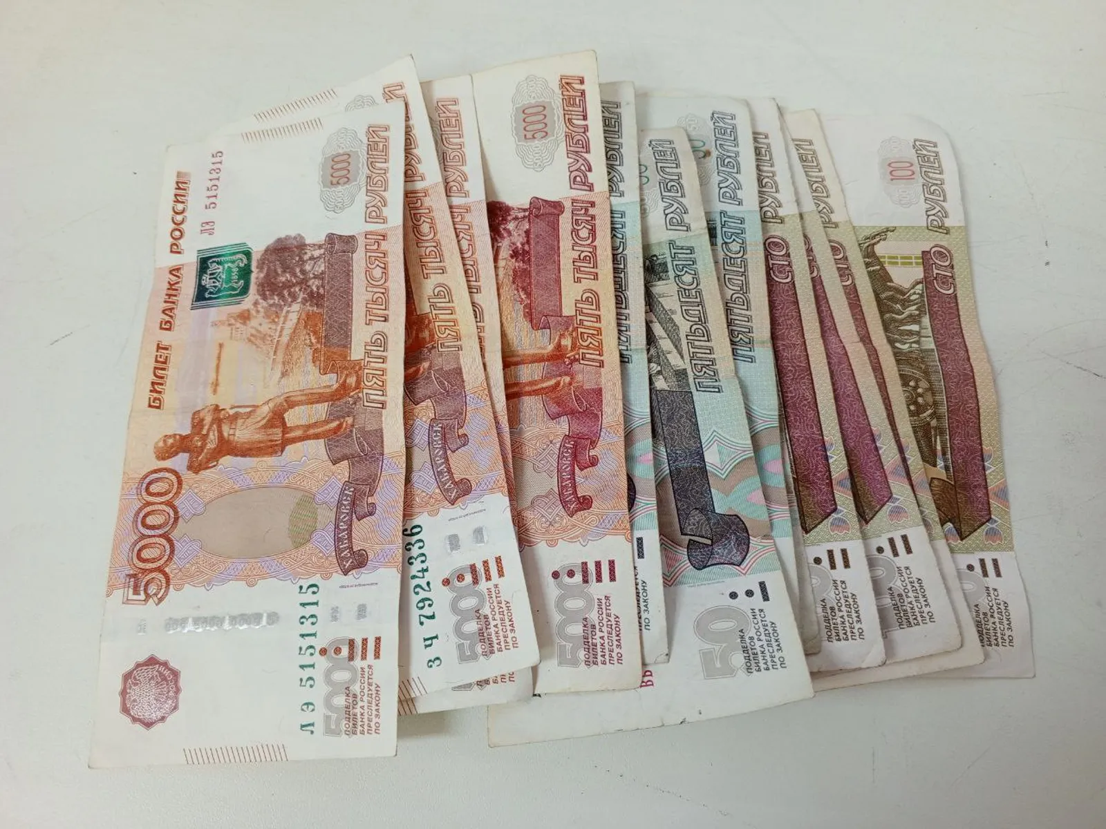 В ГОРОДЕ КУМЕРТАУ ЖЕНЩИНА С НАРУШЕНИЕМ СЛУХА ЛИШИЛАСЬ 33 ТЫСЯЧ РУБЛЕЙ