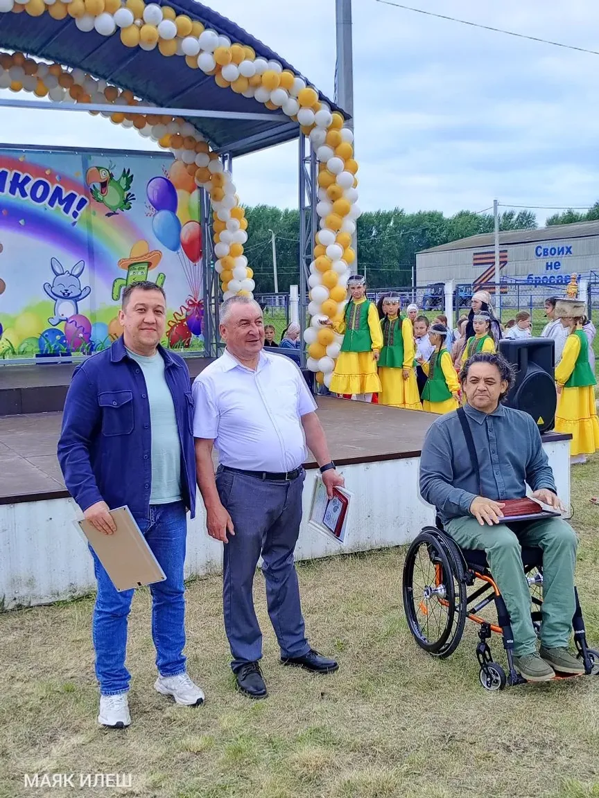 Балаларга шатлык өләшеп