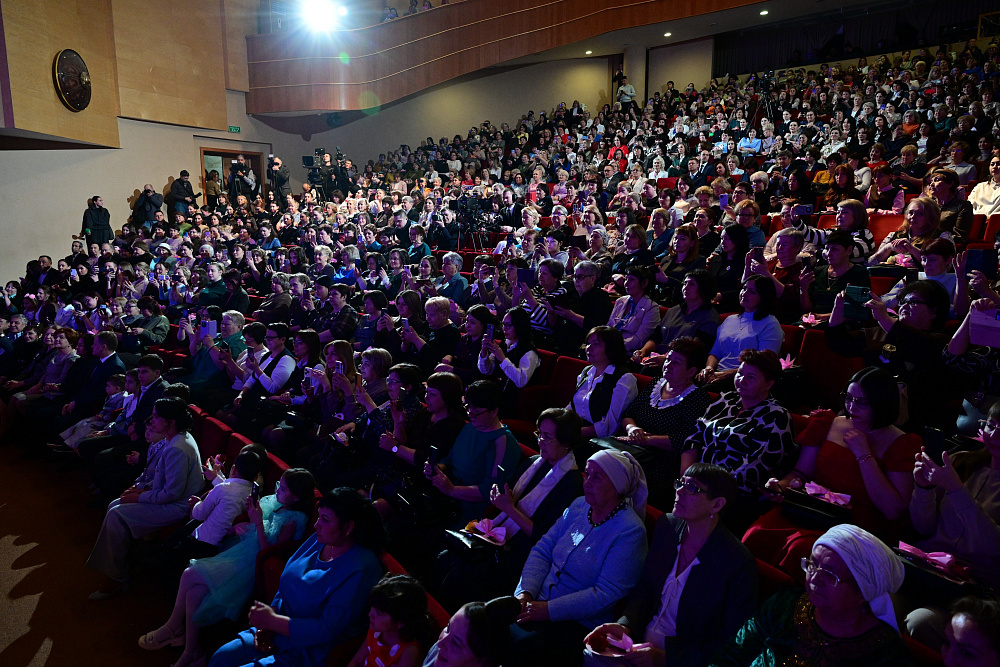 Радий Хабиров поздравил жителей Башкортостана с Международным женским днём