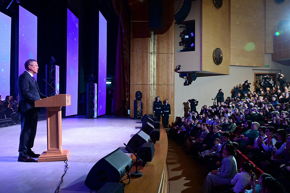 Радий Хабиров поздравил жителей Башкортостана с Международным женским днём