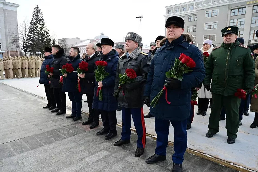 Радий Хабиров возложил цветы к памятнику Минигали Шаймуратова в Уфе