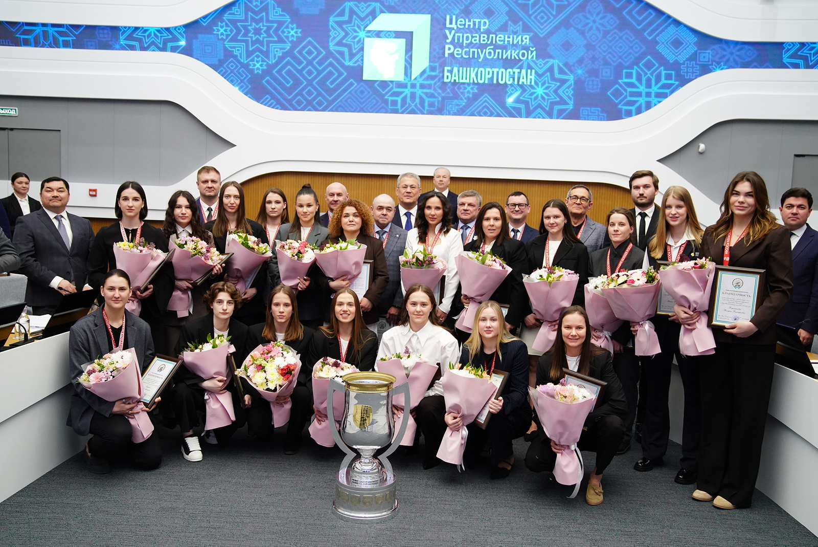 Радий Хабиров поздравил команду «Агидель» с победой в Кубке хоккейной лиги