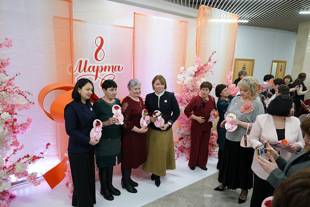 Радий Хабиров поздравил жителей Башкортостана с Международным женским днём