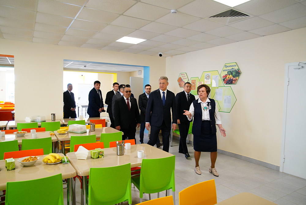 Радий Хабиров посетил новую полилингвальную школу «Хазина» в селе Аскарово