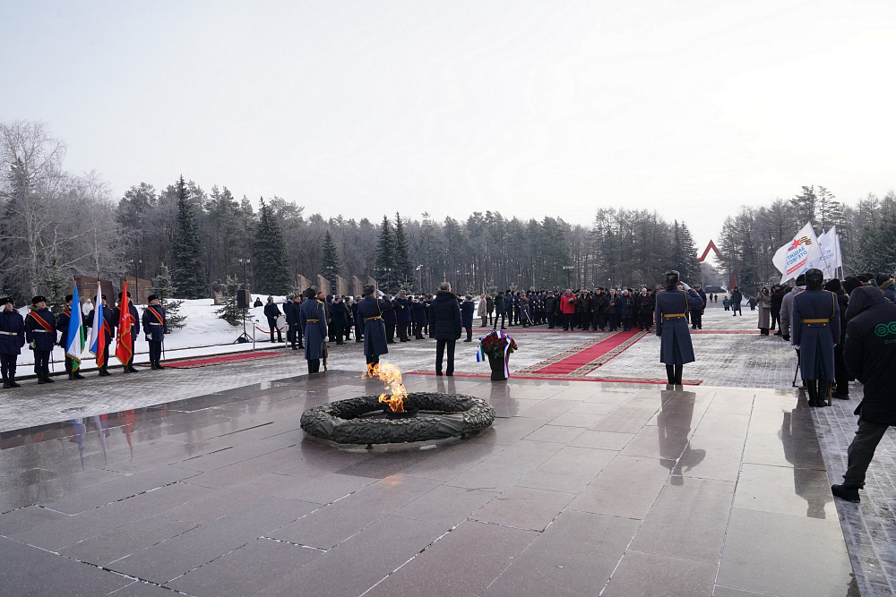 Радий Хабиров возложил цветы к Вечному огню в уфимском парке Победы