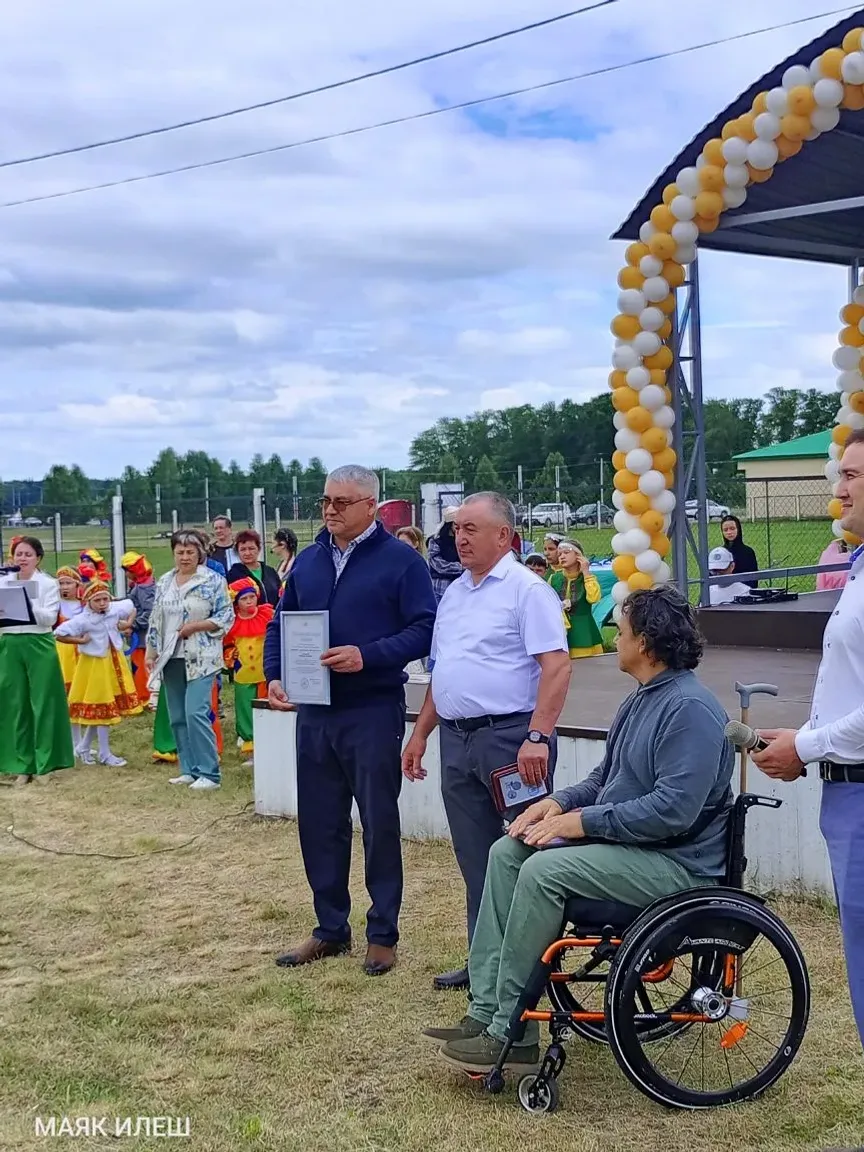 Балаларга шатлык өләшеп