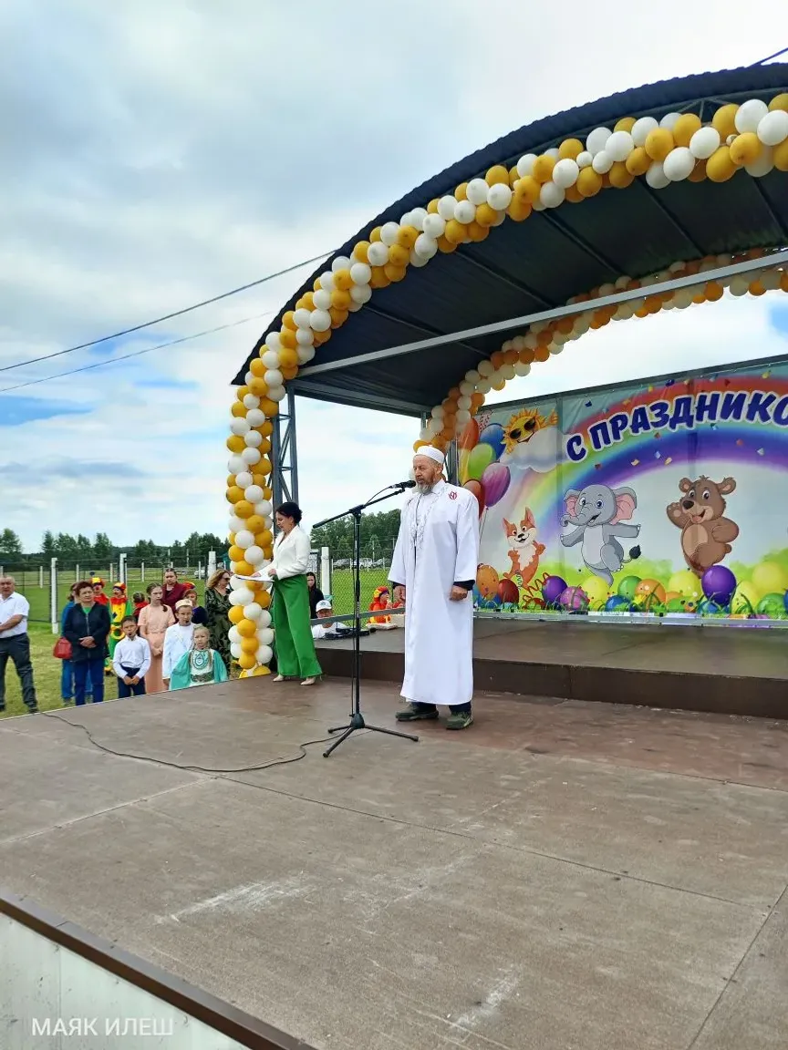 Балаларга шатлык өләшеп