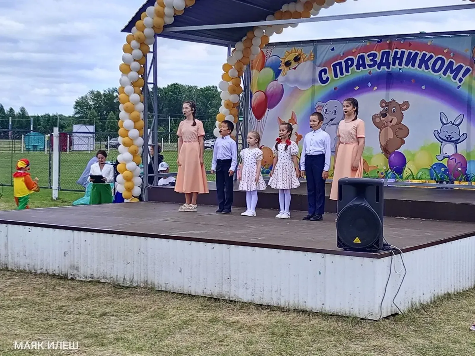 Балаларга шатлык өләшеп
