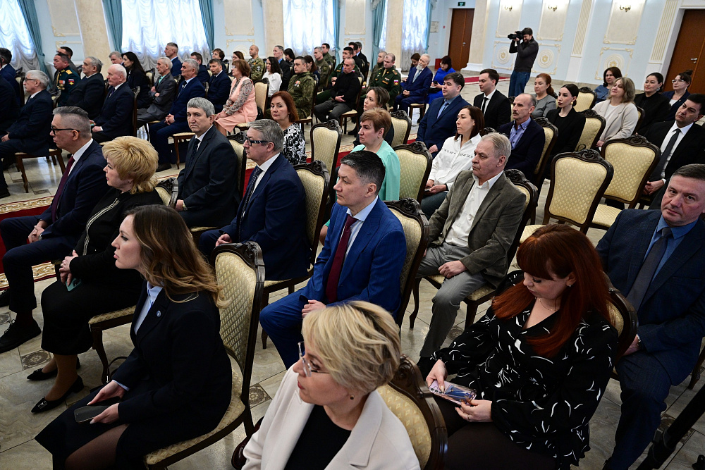 Радий Хабиров вручил государственные награды России и Башкортостана