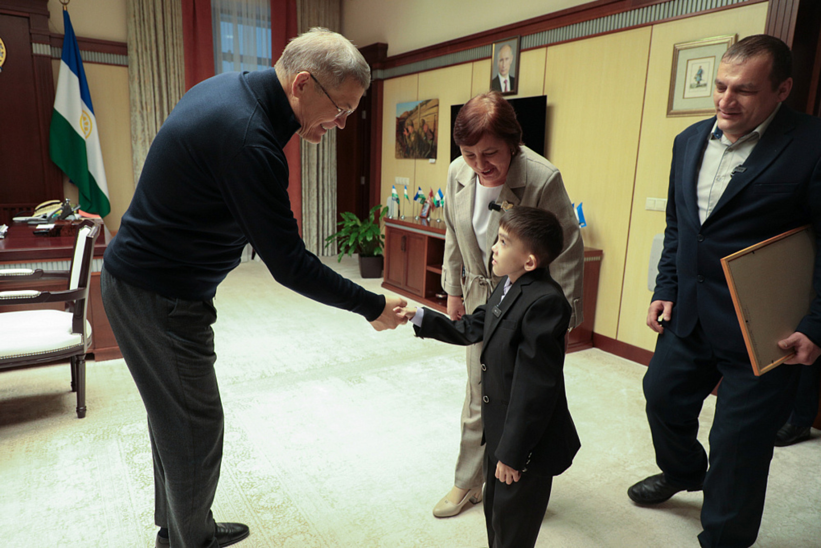 Школьники из Башкортостана посетили рабочий кабинет Радия Хабирова