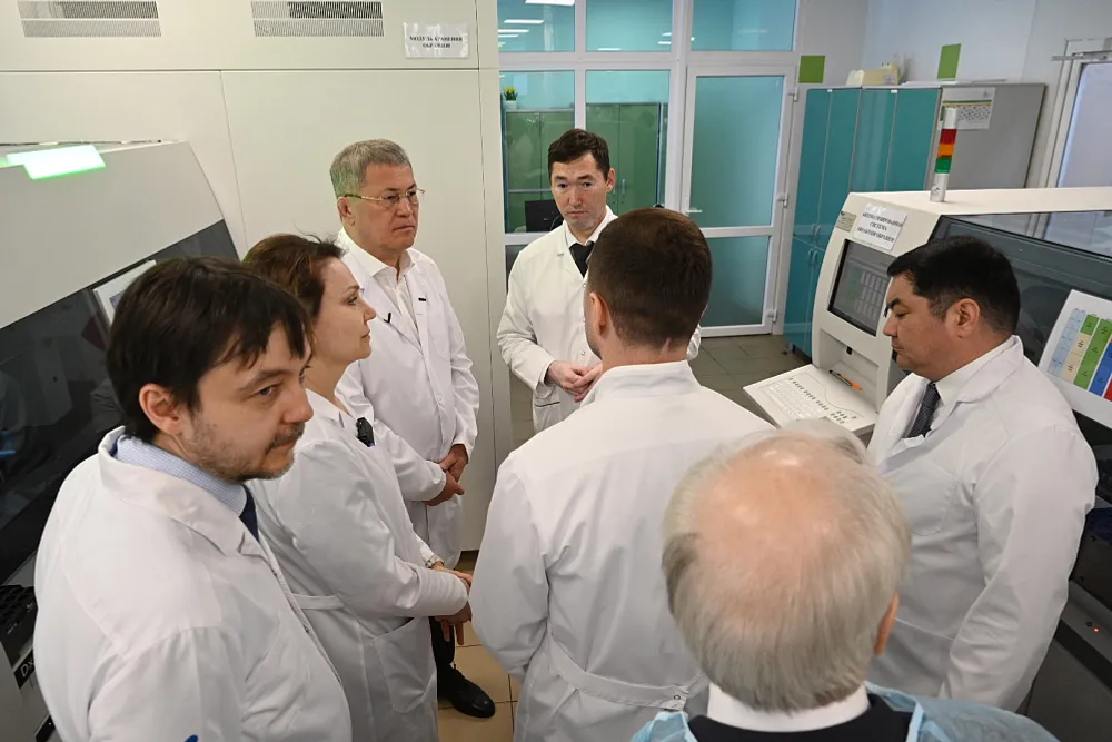 Радий Хабиров оценил возможности трековой автоматизированной линии в лаборатории