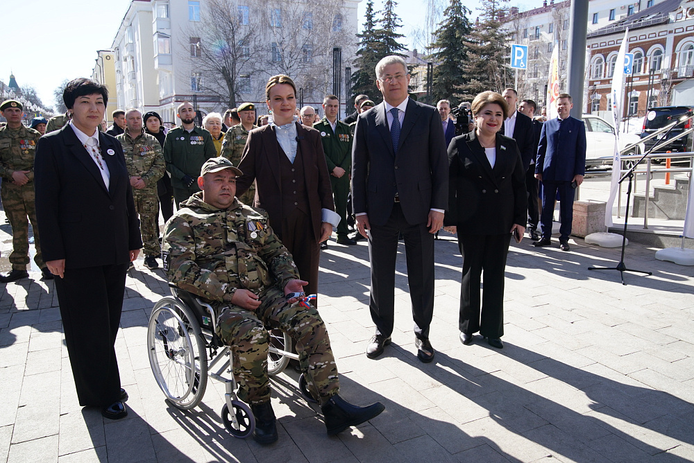 Радий Хабиров и Анна Цивилева вручили ветеранам СВО ключи от автомобилей
