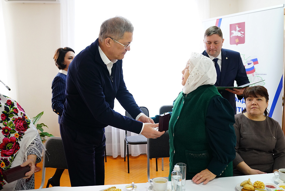 Радий Хабиров передал ордена генерала Шаймуратова семьям погибших участников СВО