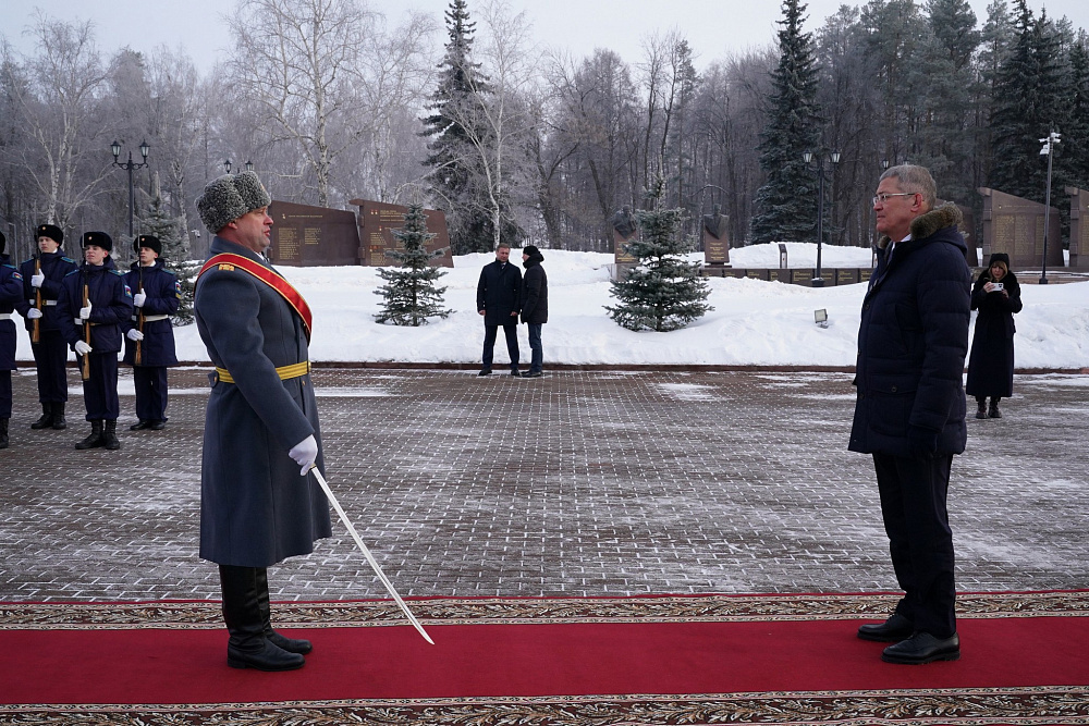 Радий Хабиров возложил цветы к Вечному огню в уфимском парке Победы